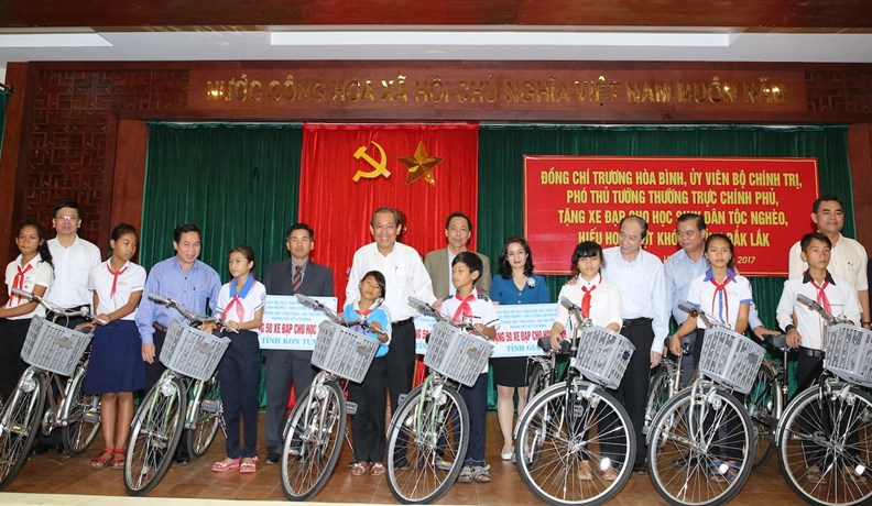 Phó Thủ tướng Thường trực tặng quà học sinh nghèo vượt khó tỉnh Đắk Lắk - ảnh 1